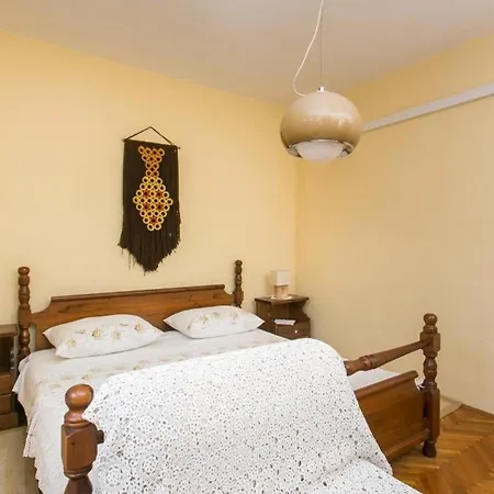 아파트 Maria Kolocep- Three Bedroom With Backyard Terrace And S...