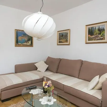 아파트 Maria Kolocep- Three Bedroom With Backyard Terrace And S...